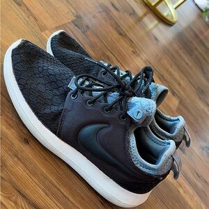 Black and Gray women’s Nike